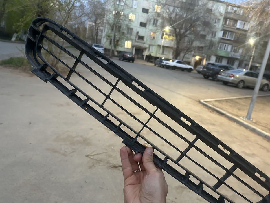 Продам решетку бампера  а тойоту камри
