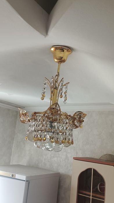 Люстра, в центре