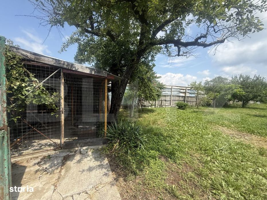 Casa spatioasa, 294 mp, 1.692 mp teren, garaj, terasa si gradina – V