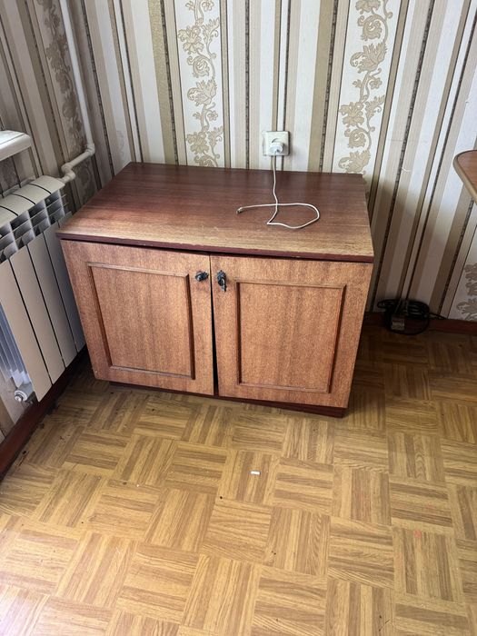 Кровать шкаф стол прихожка