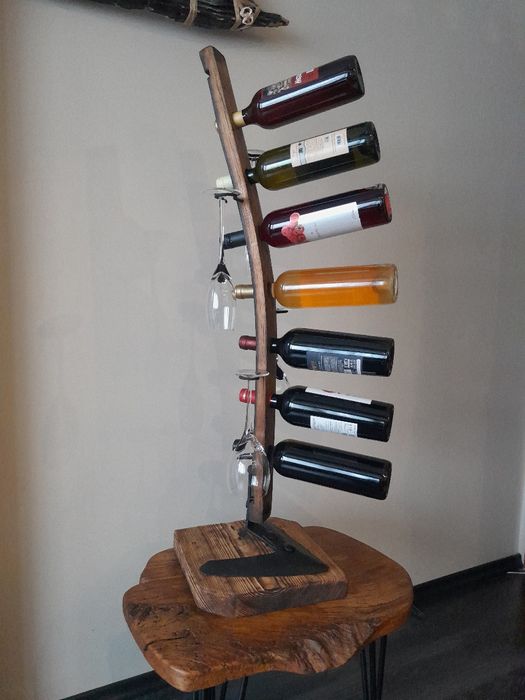 Стойка за вино и чаши