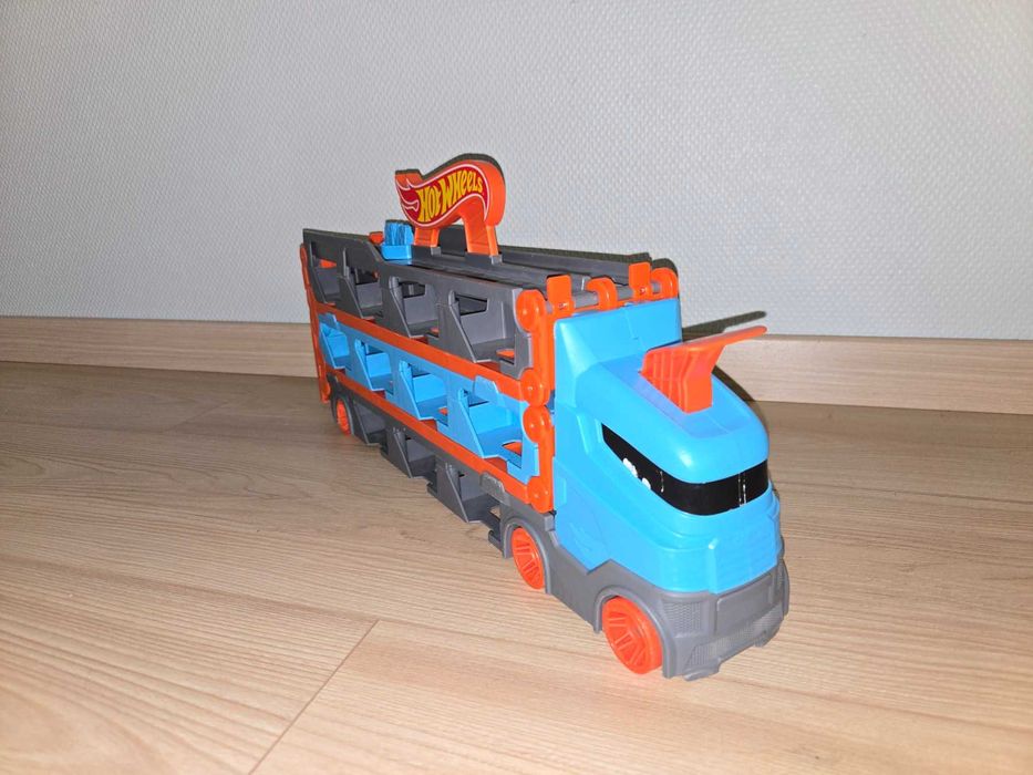 Hot Wheels / Хот Уилс / автовоз / гараж
