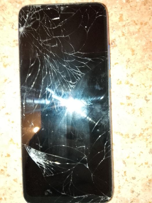 Продам Redmi 10C – экран разбит, работает