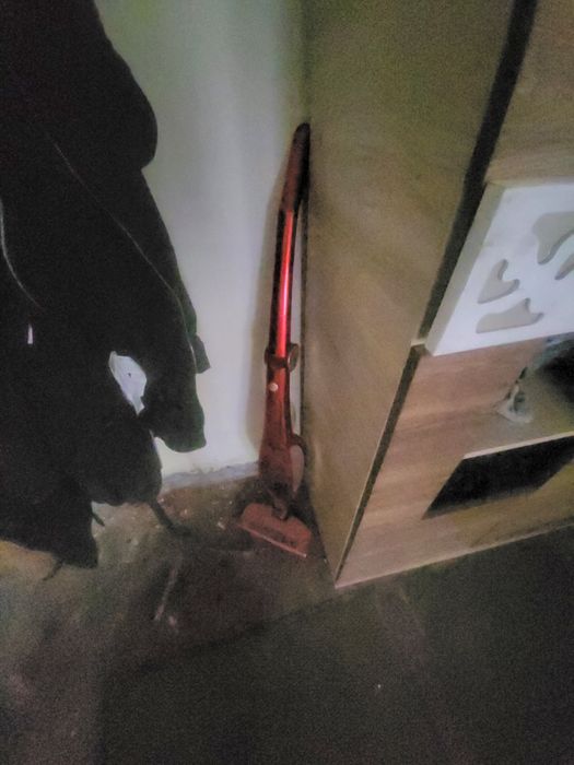 Aspirator electric roșu fără fir