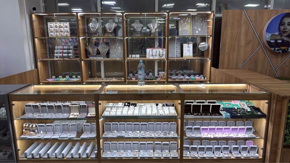 Продам  две витрины в отличном состоянии