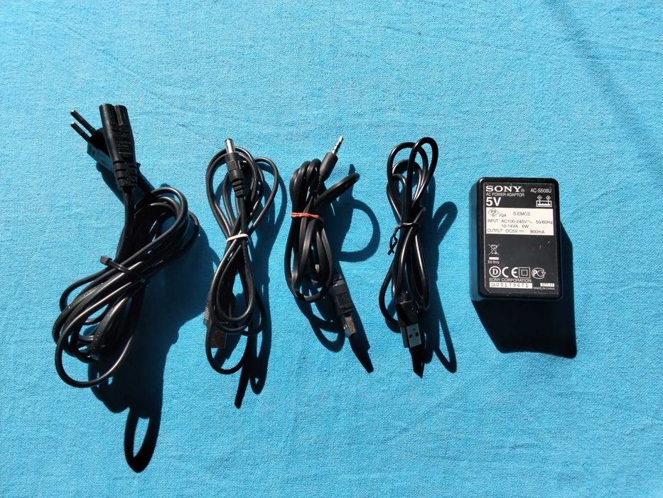 зарядно устройство за уокмъни  смартфони ,мини дискове на сони