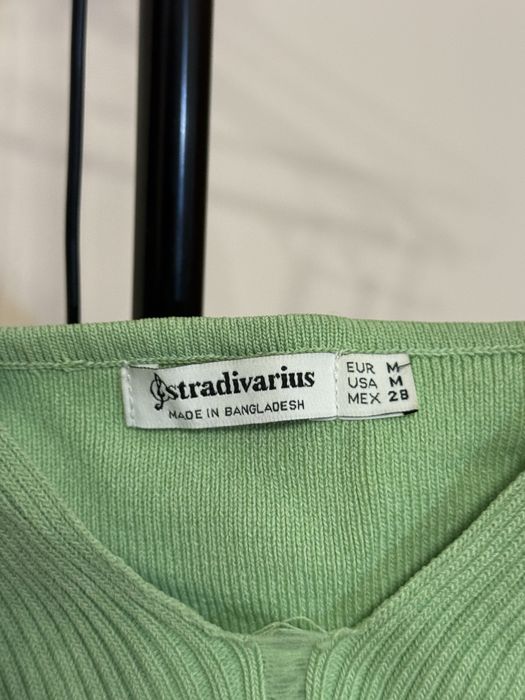 короткий зеленый топ STRADIVARIUS