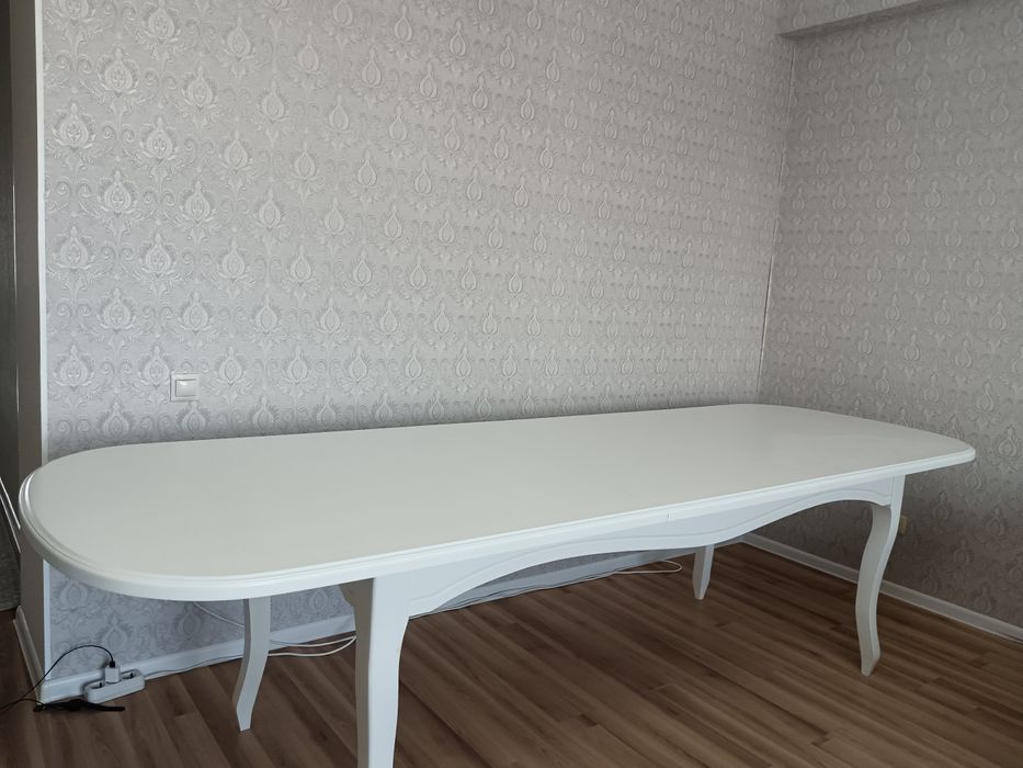 Стол деревянный для гостей