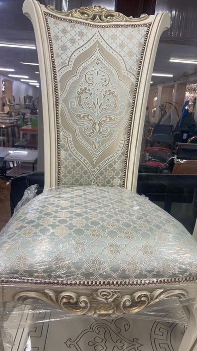 Стол со стульями для гостиной