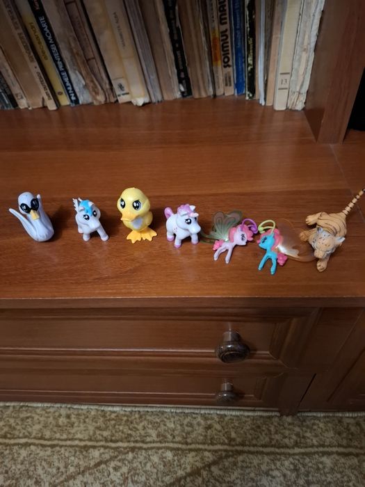 Vând figurine pokemon