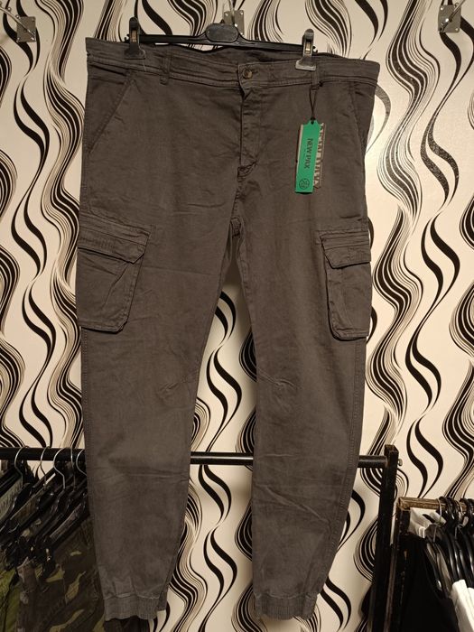 Големи сиви карго панталони