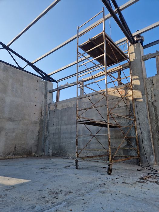 Вътрешни и външни мобилни скелета под наем.Височина по избор