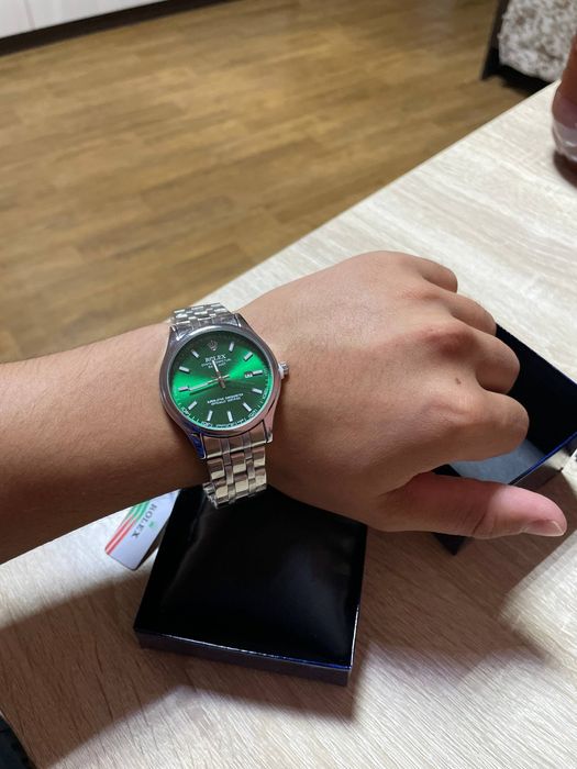 Новые часы в4 час по одной цене все работает отлично работает дата п