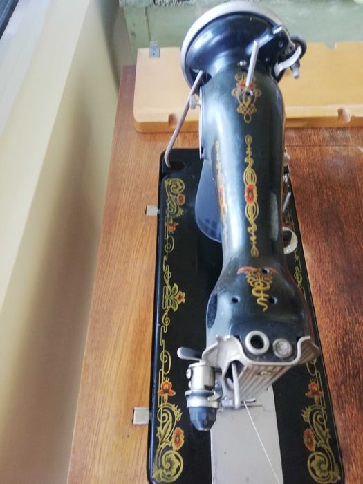 Крачна руска шевна машина с две чекмеджета