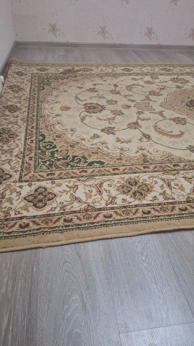 Продам ковёр в среднем состояние