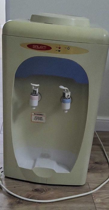 Напольный диспенсер для воды