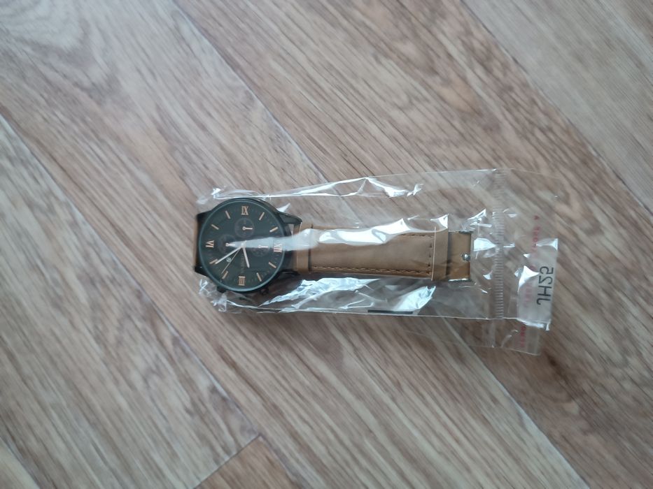 Продам часы кварцевые наручные новые