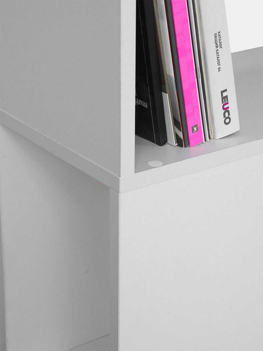 Kitoblar yoki oyinchoqlar uchun shkaf