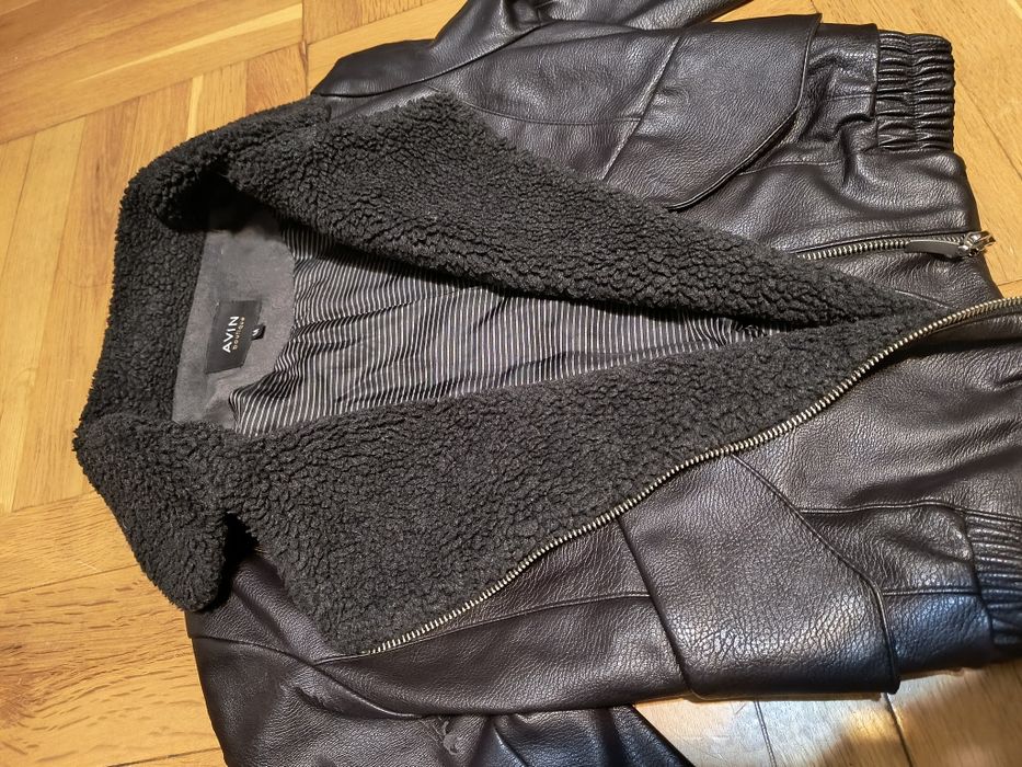 Много късо кожено яке