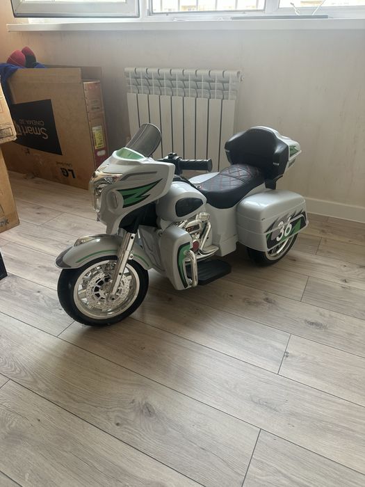 Продам машинку для детей.