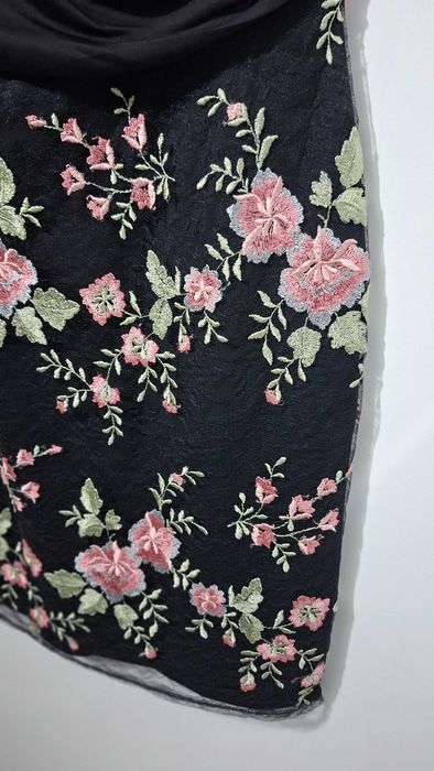 Ликвидация-Елегантна черна рокля с цветна бродерия – LIPSY London