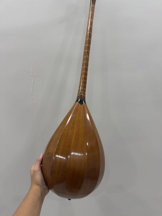 Домбыра, көне дыбыс береді