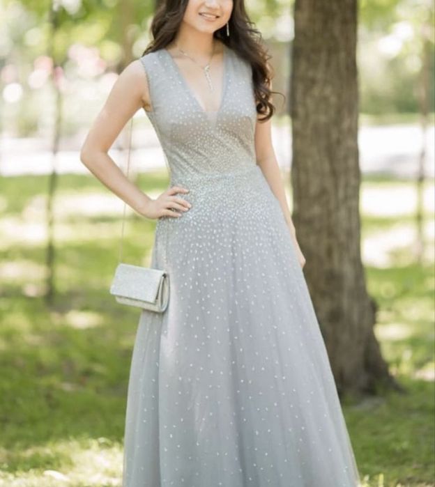 Вычернее  платье, подойдет на выпускной