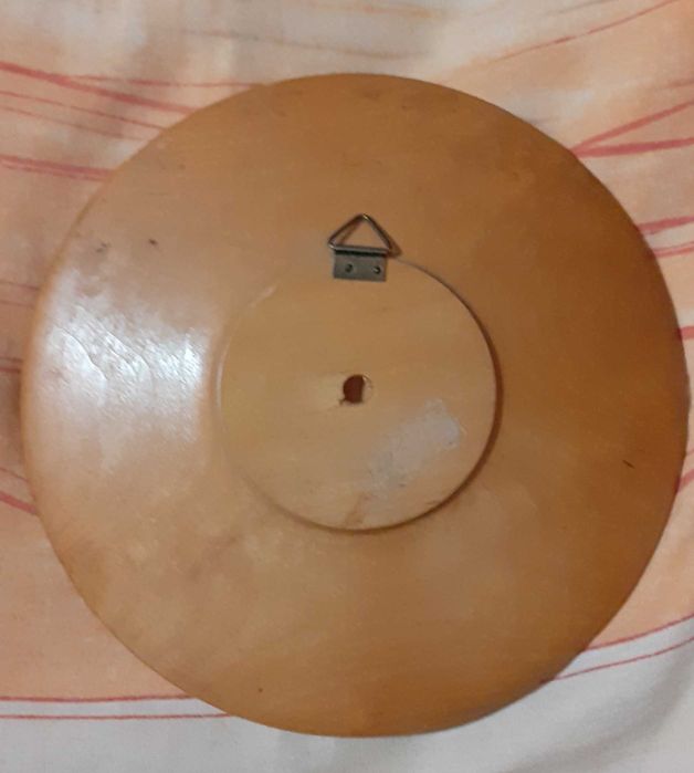 Стара дървена чиния.Ръчна изработка.