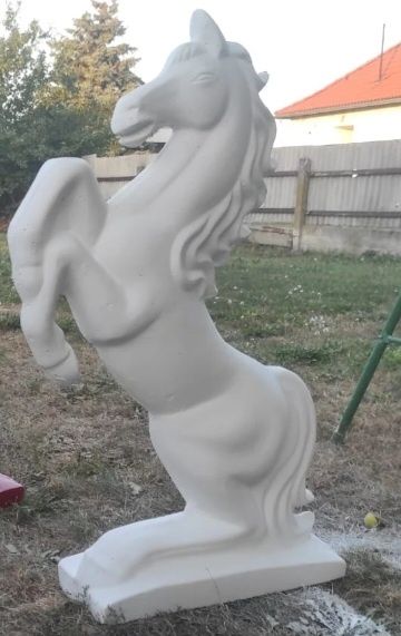 Decoratiuni gradina cal