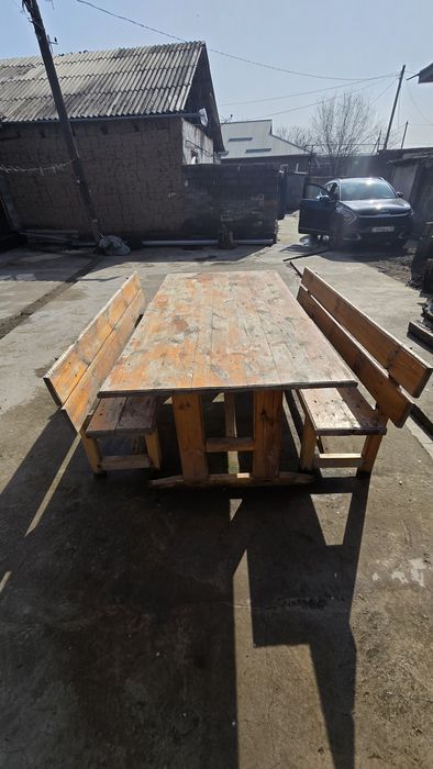 Стол со скомейками