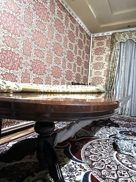 Stol stullari bilan Komplekt holati ideal!