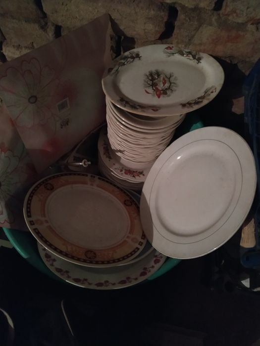 Посуда разная (тарелки,салатницы,ложки,вилки).Цены в объявлении.всеБ/у