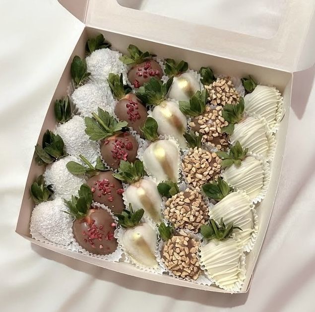 Клубника в шоколаде. Подарок.