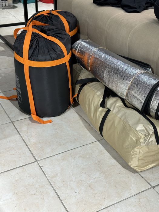 Палатка и спальный мешок