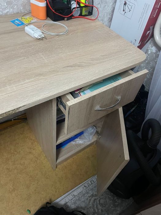 Продам стол письменный б/у