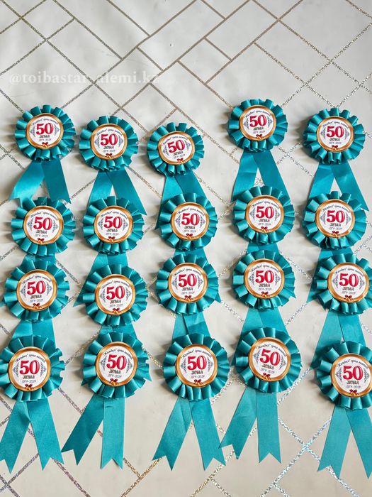 Көшедегі жігіттер қыздардың юбкасын, төбесін түсіріп жатыр