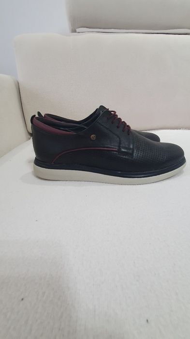Pantofi Bărbați din piele nr 43 purtați o singură dată.