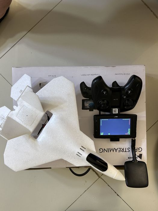 Avion cu GPS si radio comanda cu LCD