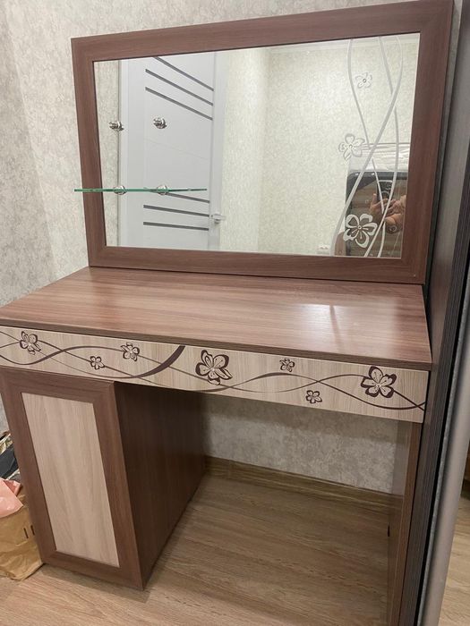 Продам туалетный столик с зеркалом