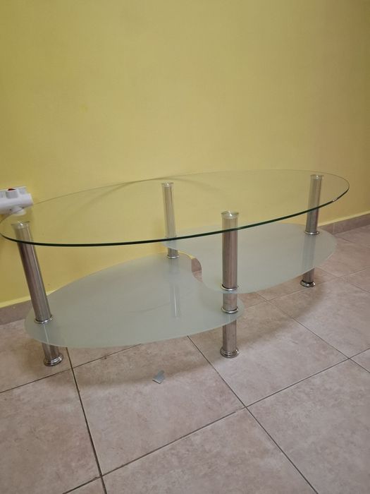 Нова стъклена холна маса от закалено стъкло.