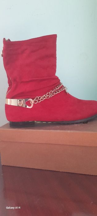 Sapok sotiladi. Xitoy fabrichni. Faqat 1 marta kiyilgan. Yangide