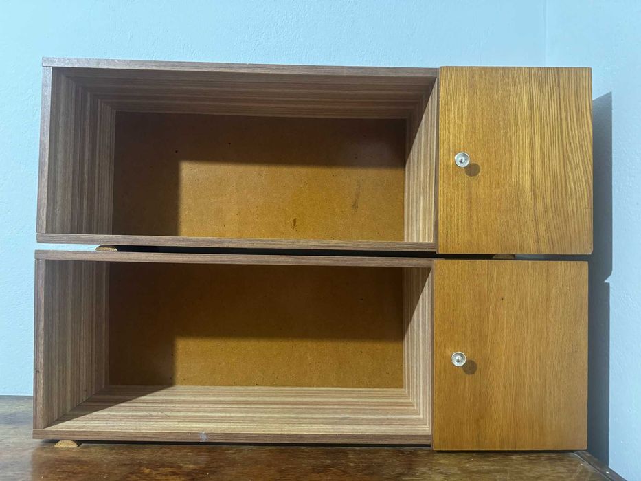 Удобные навесные полки.