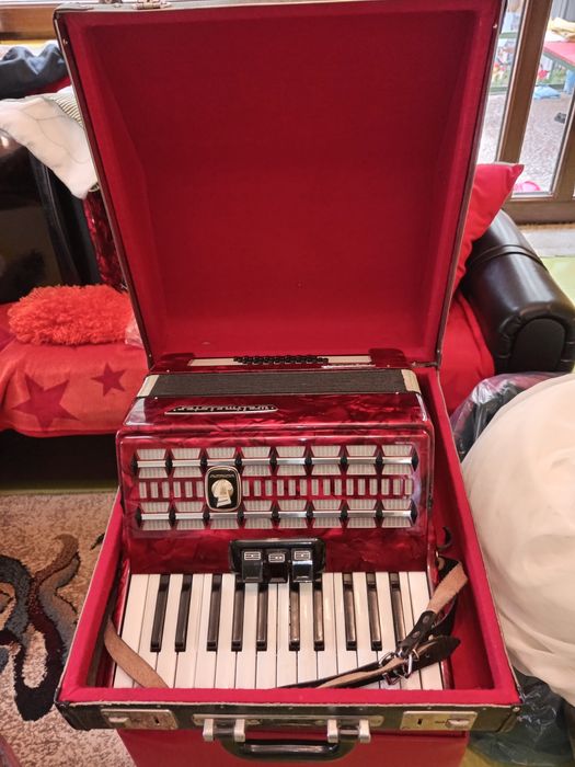 Vând Acordeon Weltmeister Serino