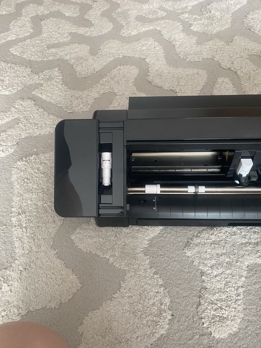 Silhouette Cameo 4 – Plotter de tăiere pentru stickere, autocolante și proiecte creative