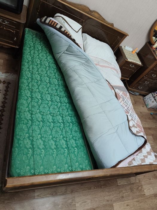 Двуспальная кровать с матрацами