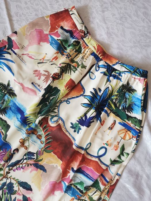 Разкроена пола в пъстри цветове