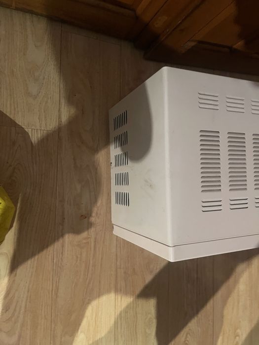 cuptor cu microunde 700w  candy cmw 2070dw foarte putin folosit