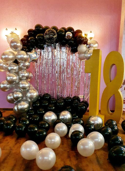 Arcada din  baloane sau flori, aranjamente pentru majorat, botez