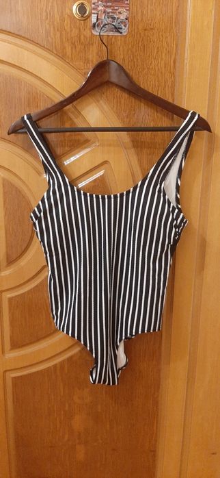 Costum de baie H&M întreg, M/40, negru cu dungi albe, elegant
