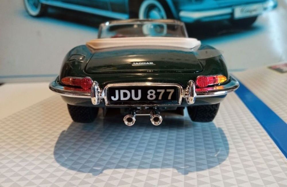 Jaguar E-type cabriolet
Scara 1:18
Bburago

Pozele reflectă realitatea
